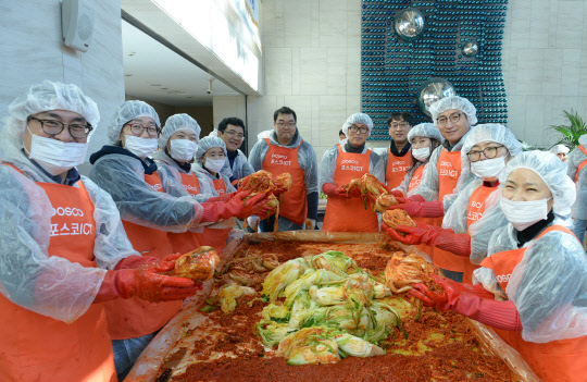 포스코ICT(대표 최두환)는 24일 경기도 성남 판교사옥에서 임직원들이 참여한 가운데 김장 담그기 봉사활동을 진행하고 이웃들과 나눌 김치를 만들고 있다. 포스코ICT 제공